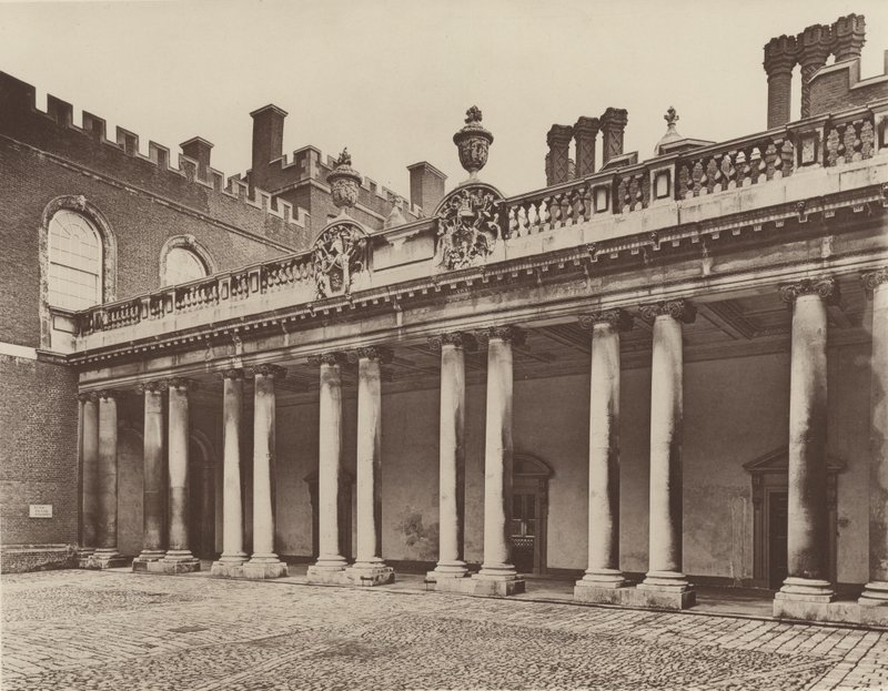 Hampton Court Palace, Kolonnade zum Königseingang von Charles Latham