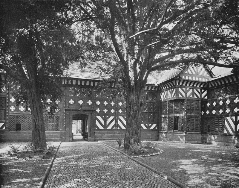 Im Innenhof von Charles Latham