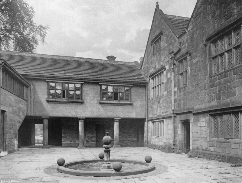 Im Innenhof von Charles Latham