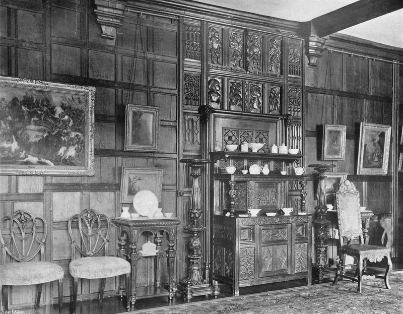 Die Alten Schnitzereien im Wohnzimmer von Charles Latham