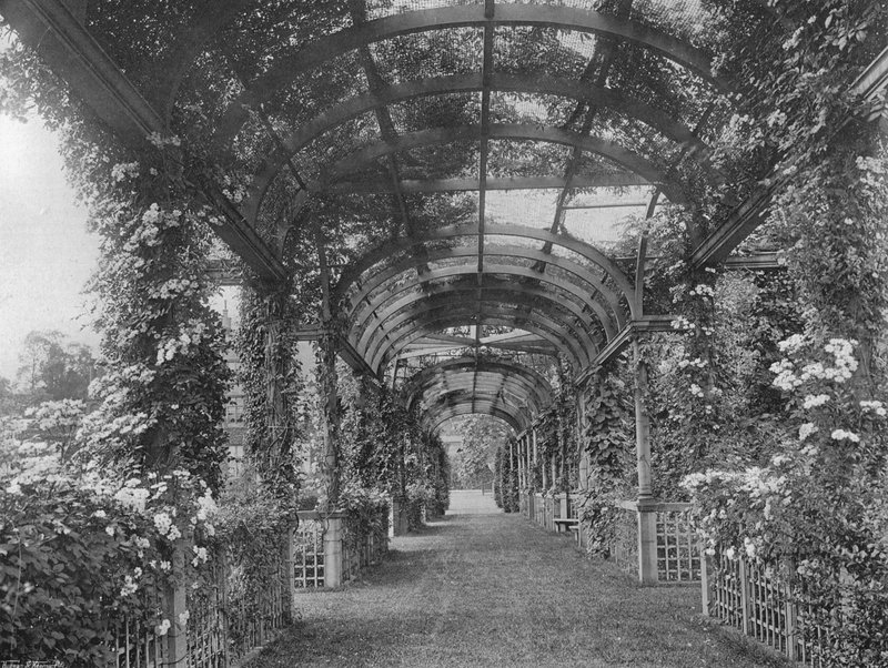 Unter der Nordpergola von Charles Latham