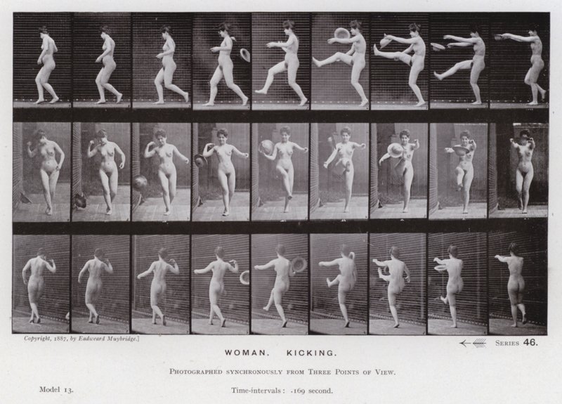 Die menschliche Figur in Bewegung: Frau, die tritt von Eadweard Muybridge