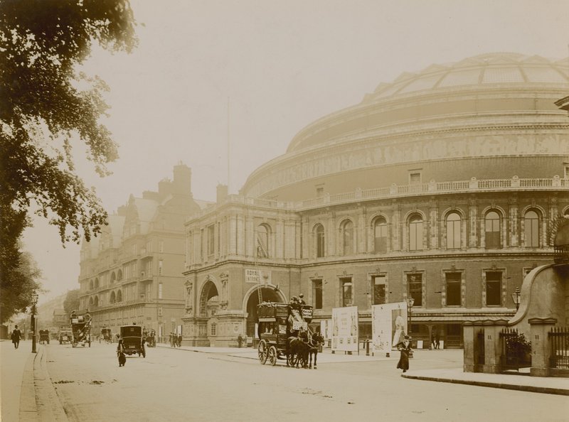 Gesamtansicht der Royal Albert Hall von English Photographer