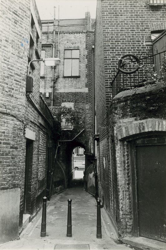 Jack the Ripper: Woods Buildings, Whitechapel Road von English Photographer