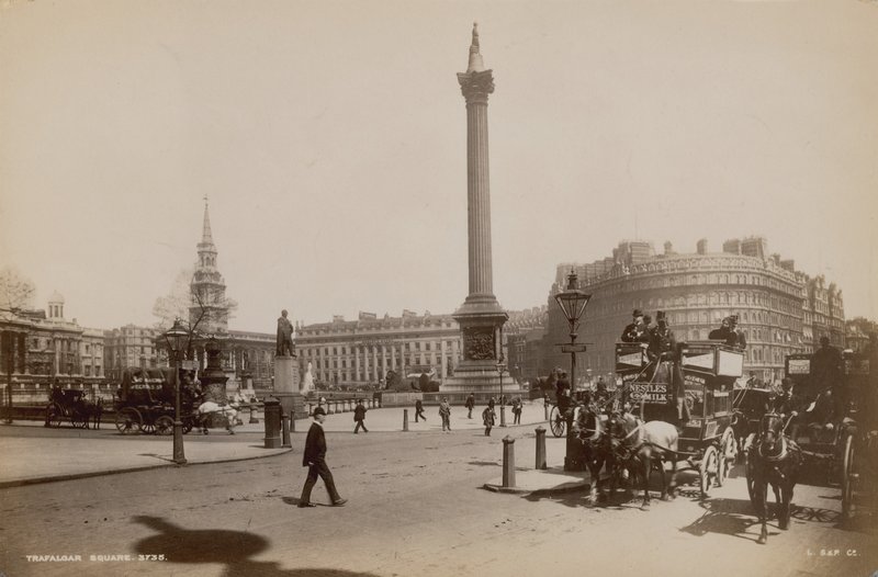 Postkarte mit einem Bild des Trafalgar Square von English Photographer