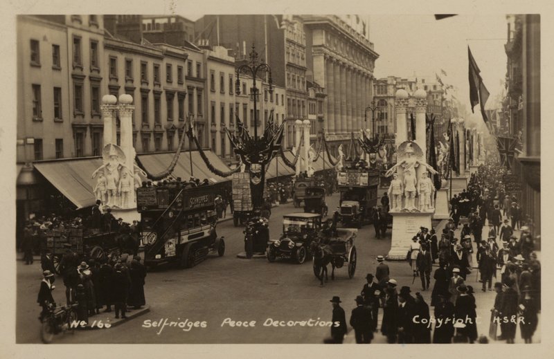 Selfridges, Friedensdekorationen von English Photographer
