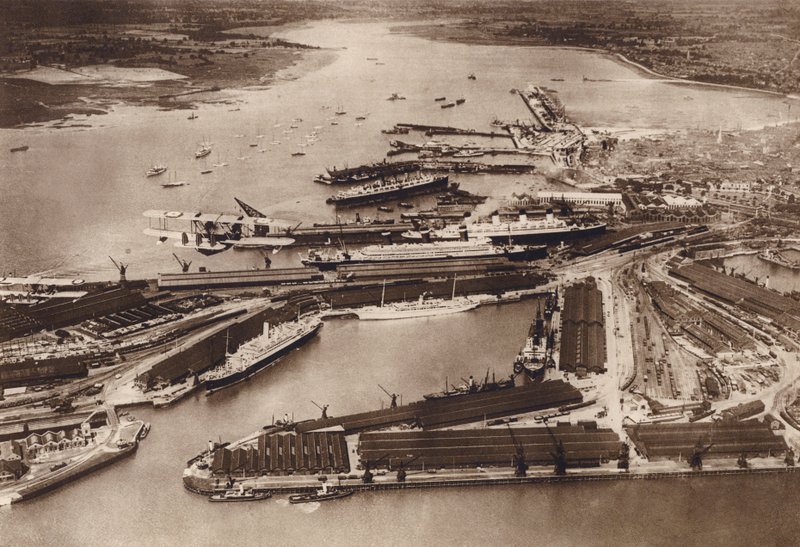 Southampton Docks aus der Luft von English Photographer