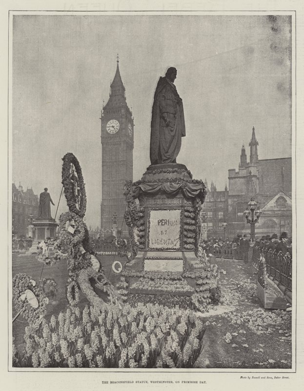 Die Beaconsfield-Statue, Westminster, am Primrose Day von English Photographer