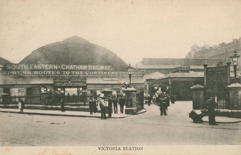 Victoria Station, London von English Photographer