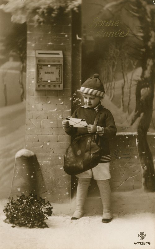 Kind kurz vor dem Einwerfen eines Briefes von French Photographer