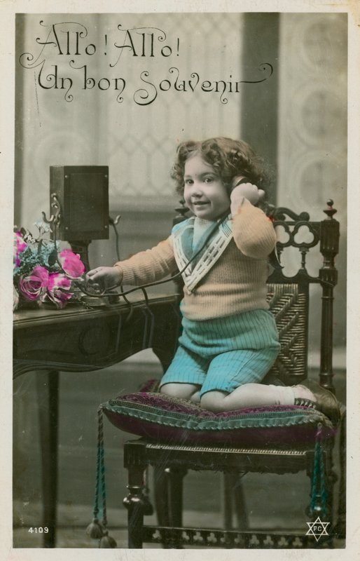 Kind benutzt Telefon von French Photographer