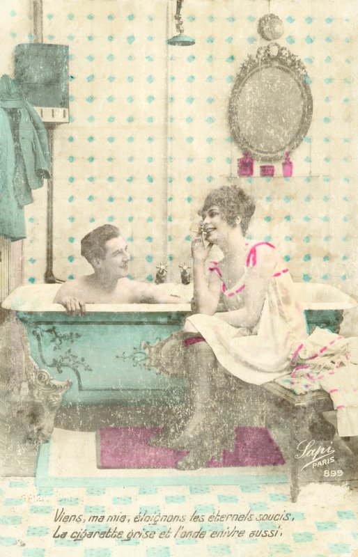 Mädchen, rauchend, spricht mit Mann in der Badewanne von French Photographer