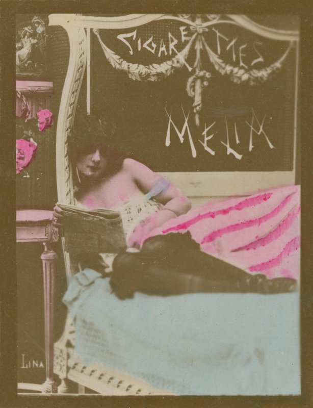 Lina, Mädchen im Bett, Zeitung lesend von French Photographer