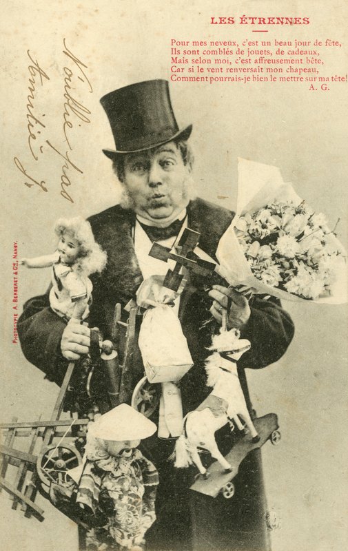 Mann, beladen mit Kindergeschenken von French Photographer