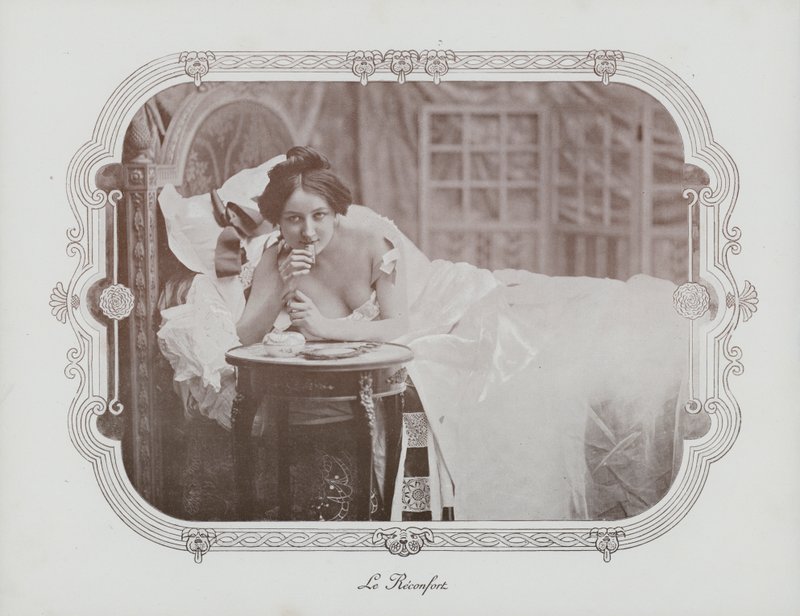 Frau entspannt im Bett von French Photographer