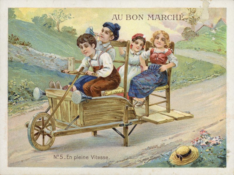Kinder spielen auf umgebauter Schubkarre von French School