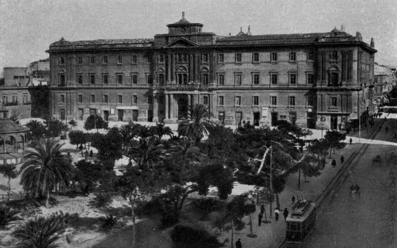 Taranto, Palazzo degli Uffici (s/w Foto) von Italian Photographer