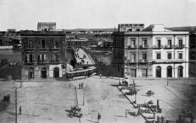 Taranto, Piazza Fontana, Ponte Napoli (s/w Foto) von Italian Photographer