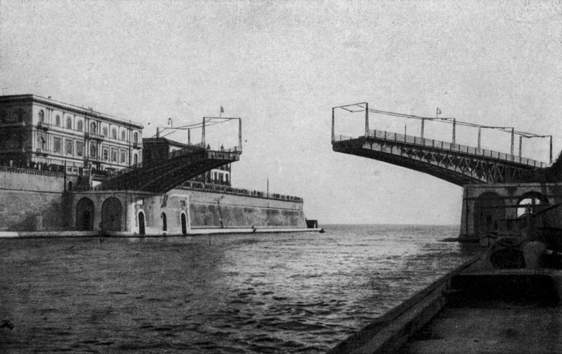 Taranto, Drehbrücke halb geöffnet (s/w Foto) von Italian Photographer