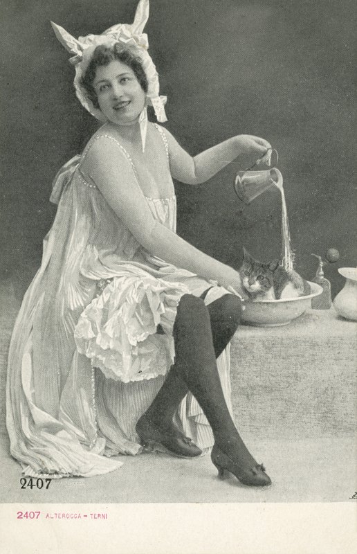 Frau mit Haube mit Eselsohren von Italian Photographer