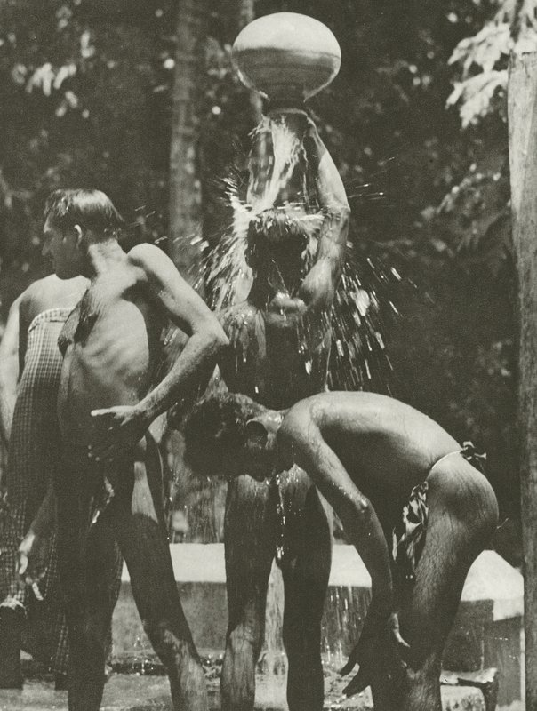 Am Brunnen von Lionel Wendt