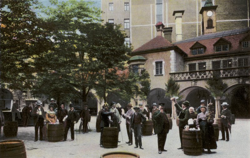 München: Königliches Hofbräuhaus, Hof von Photographer German